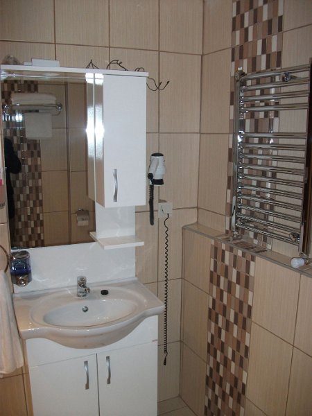 suite-room-bathroom1.jpg
